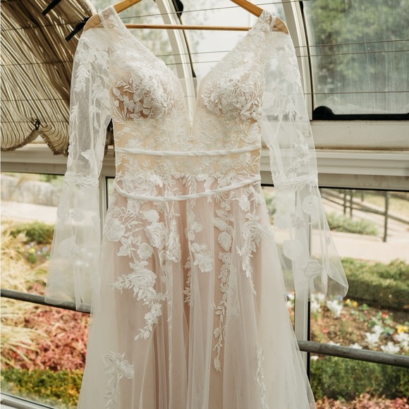 Lux & Love vintage-style bell-sleeve wedding dress - Picture 2 of 15